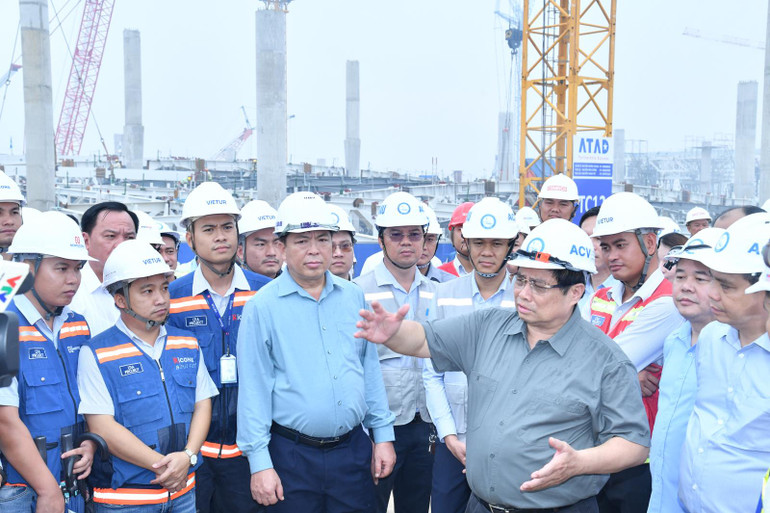 Thủ tướng Phạm Minh Chính trao đổi với cán bộ, kỹ sư, công nhân trên công trường xây dựng Nhà ga hành khách. (Ảnh: THANH GIANG)