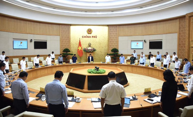 Thủ tướng Phạm Minh Chính và các đại biểu thành kính dành một phút mặc niệm tưởng nhớ Chủ tịch Hồ Chí Minh, các Anh hùng liệt sĩ, Tổng Bí thư Nguyễn Phú Trọng. (Ảnh: TRẦN HẢI)