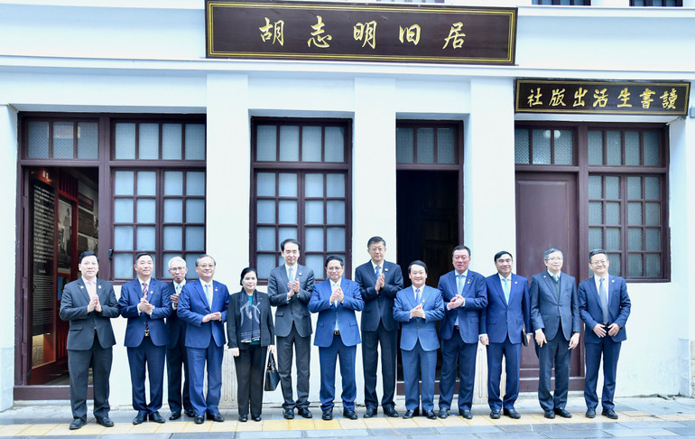 Thủ tướng Phạm Minh Chính chụp ảnh lưu niệm với các đại biểu tại Khu di tích lịch sử Chủ tịch Hồ Chí Minh. (Ảnh: Thanh Giang)