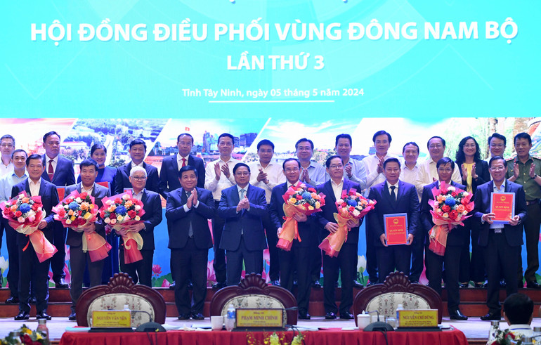 Thủ tướng Phạm Minh Chính trao Quyết định của Thủ tướng Chính phủ phê duyệt Quy hoạch vùng và Hồ sơ quy hoạch cho lãnh đạo các địa phương vùng Đông Nam Bộ.