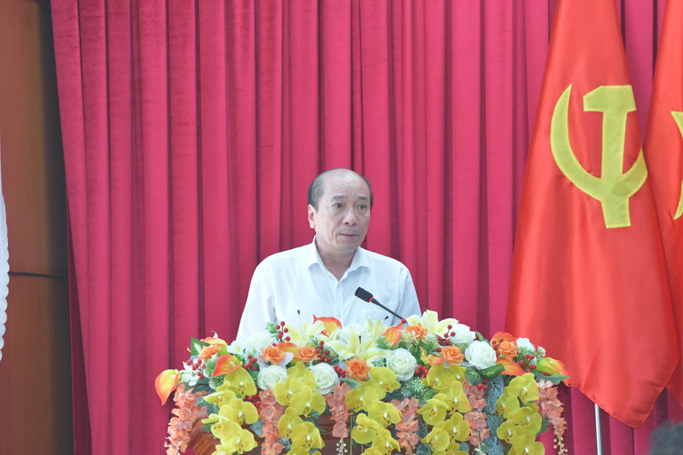 Chủ tịch Ủy ban nhân dân tỉnh Đắk Lắk Phạm Ngọc Nghị báo cáo Thủ tướng Chính phủ tại buổi làm việc. (Ảnh: Thanh Giang)