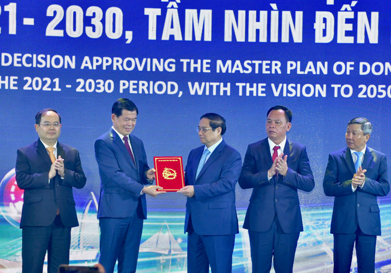 Thủ tướng Phạm Minh Chính trao Quyết định số 586/QĐ-TTg phê duyệt Quy hoạch tỉnh Đồng Nai cho lãnh đạo tỉnh (Ảnh: Thanh Giang).