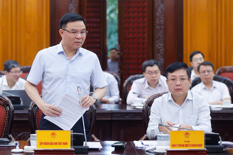 Chủ tịch Tập đoàn Dầu khí Quốc gia Việt Nam (PVN) Lê Mạnh Hùng báo cáo tại cuộc họp (Ảnh: Trần Hải).