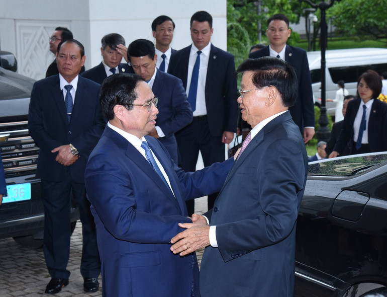 Thủ tướng Phạm Minh Chính bắt tay Tổng Bí thư, Chủ tịch nước Lào Thongloun Sisoulith. (Ảnh:TRẦN HẢI)