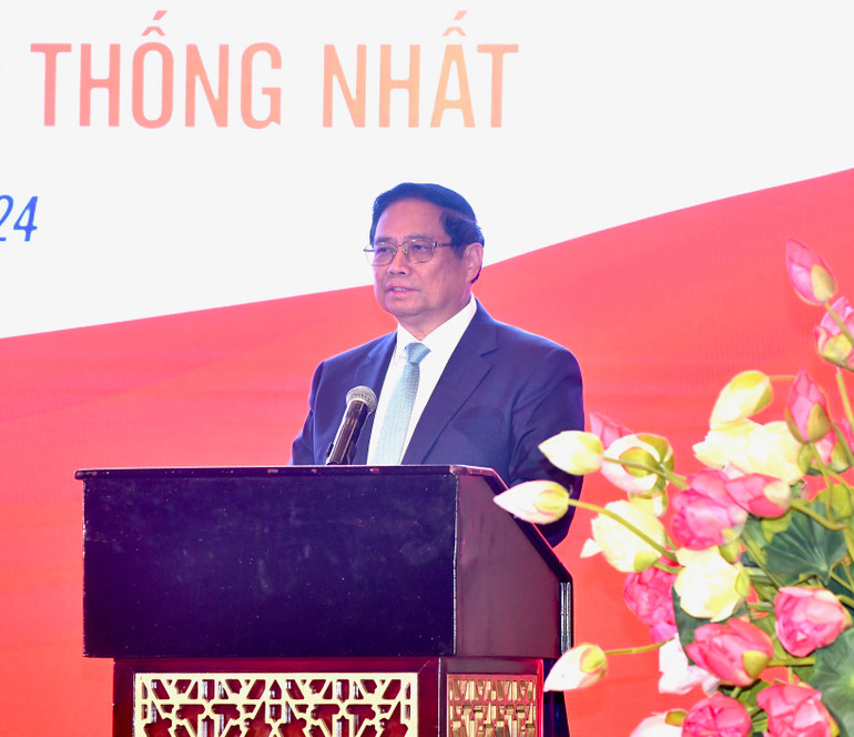 Thủ tướng Phạm Minh Chính phát biểu ý kiến tại buổi gặp gỡ bà con cộng đồng người Việt Nam tại UAE (Ảnh: Thanh Giang).