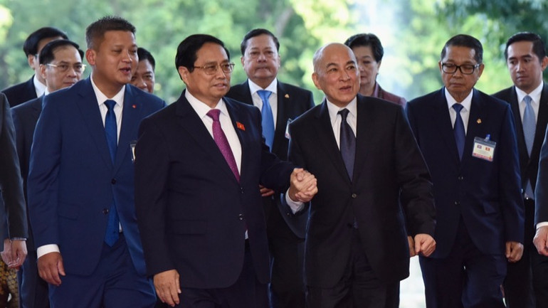 Thủ tướng Chính phủ Phạm Minh Chính và Quốc vương Campuchia Norodom Sihamoni bước vào Trụ sở Chính phủ (Ảnh: Trần Hải).