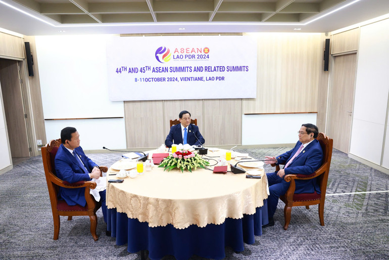 Quang cảnh buổi ăn sáng và làm việc giữa ba Thủ tướng. (Ảnh: NHẬT BẮC-VGP)