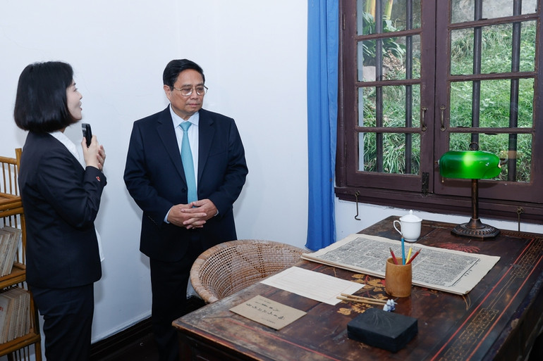 Thủ tướng Phạm Minh Chính tham quan căn phòng nơi Chủ tịch Hồ Chí Minh, với bí danh Hồ Quang từng sống và hoạt động cách mạng trong giai đoạn khoảng những năm 1939-1940. (Ảnh: VGP/Nhật Bắc)