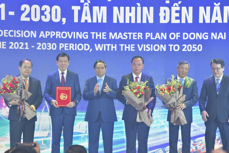 Thủ tướng Phạm Minh Chính chúc mừng lãnh đạo tỉnh Đồng Nai nhận Quyết định của Thủ tướng Chính phủ phê duyệt Quy hoạch tỉnh (Ảnh: Thanh Giang).