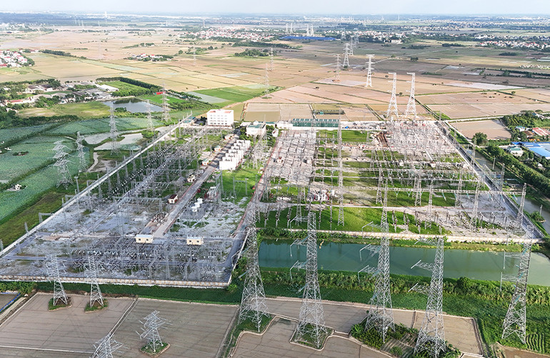 Trạm biến áp 500kV Phố Nối (Hưng Yên) là điểm cuối cùng của Dự án đường dây 500kV mạch 3 có nhiệm vụ tiếp nhận điện từ miền trung ra ngoài bắc. (Ảnh: EVN)