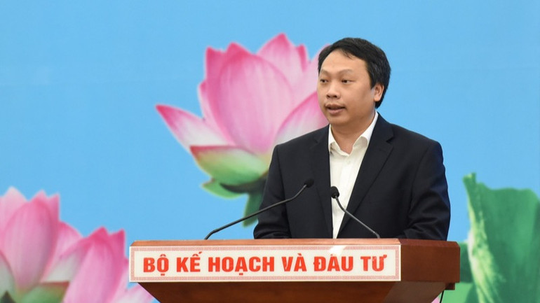 Chủ tịch Ủy ban nhân dân tỉnh Thái Nguyên Nguyễn Huy Dũng phát biểu ý kiến tại hội nghị. (Ảnh: TRẦN HẢI)