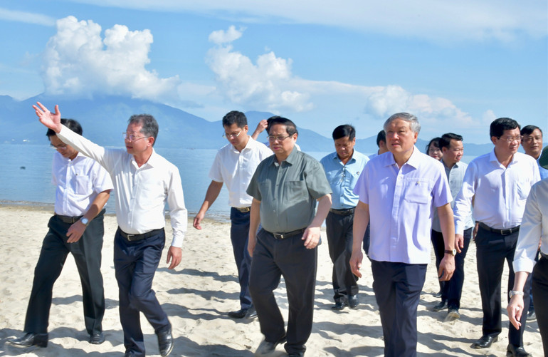 Thủ tướng Phạm Minh Chính đi thị sát khu vực thuộc phạm vi Dự án nghiên cứu lấn biển phục vụ Khu thương mại tự do Đà Nẵng. (Ảnh: THANH GIANG) Thủ tướng Phạm Minh Chính đi thị sát khu vực thuộc phạm vi Dự án nghiên cứu lấn biển phục vụ Khu thương mại tự do Đà Nẵng. (Ảnh: THANH GIANG)