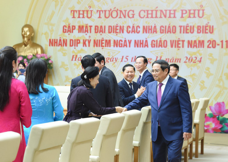 Thủ tướng Phạm Minh Chính bắt tay đại diện các nhà giáo tiêu biểu. (Ảnh: Trần Hải)