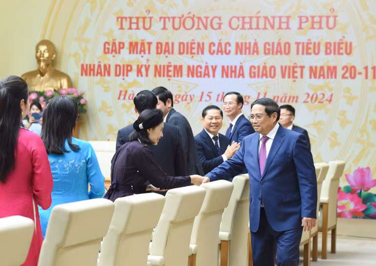 Thủ tướng Phạm Minh Chính bắt tay đại diện các nhà giáo tiêu biểu. (Ảnh: Trần Hải)