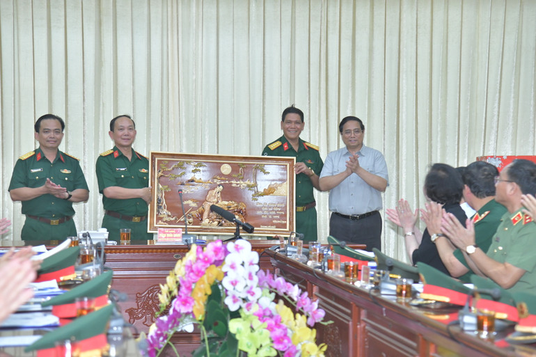 Thủ tướng Phạm Minh Chính tặng quà Bộ Chỉ huy Quân sự tỉnh Đắk Lắk. Thủ tướng Phạm Minh Chính tặng quà Bộ Chỉ huy Quân sự tỉnh Đắk Lắk.