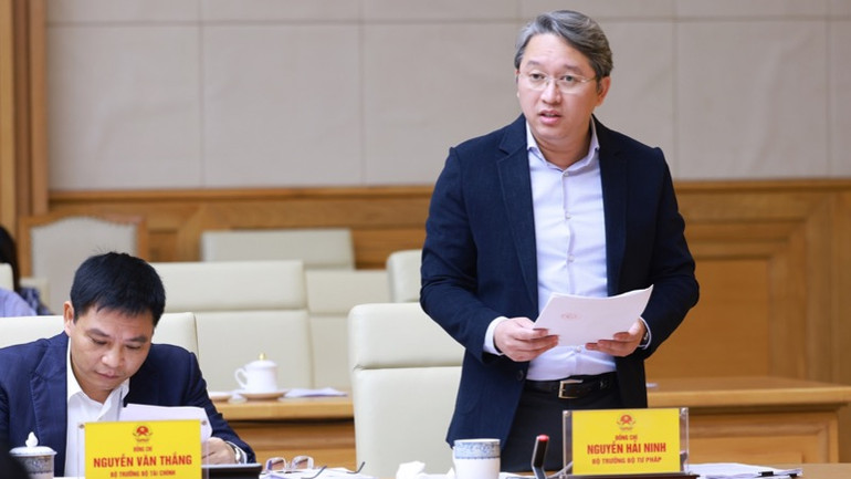 Bộ trưởng Tư pháp Nguyễn Hải Ninh phát biểu ý kiến tại Phiên họp (Ảnh: TRẦN HẢI). Bộ trưởng Tư pháp Nguyễn Hải Ninh phát biểu ý kiến tại Phiên họp (Ảnh: TRẦN HẢI).