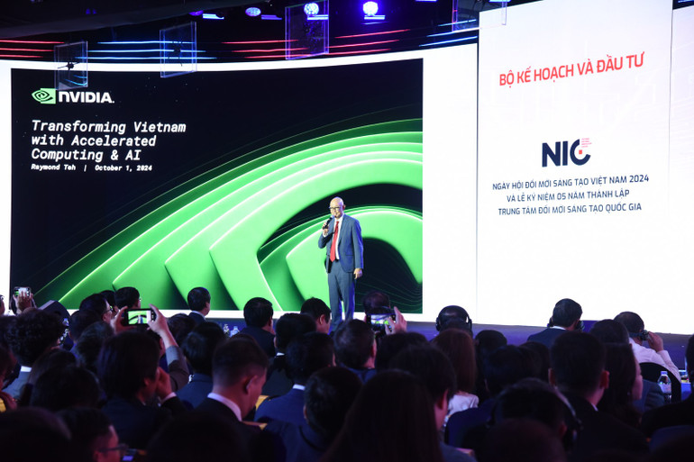Lãnh đạo Tập đoàn Nvidia (Hoa Kỳ) phát biểu tại sự kiện. (Ảnh: TRẦN HẢI)