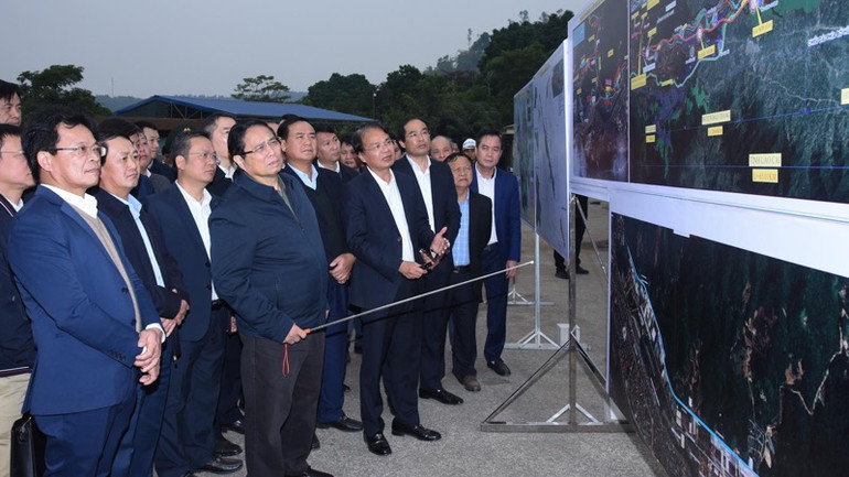 Thủ tướng Phạm Minh Chính cho ý kiến chỉ đạo về hướng tuyến dự án tuyến đường sắt Lào Cai-Hà Nội-Hải Phòng. (Ảnh: TRẦN HẢI)