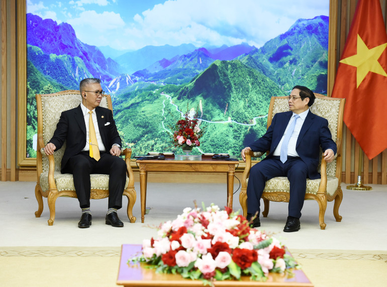 Thủ tướng Phạm Minh Chính và Bộ trưởng Đầu tư, Thương mại và Công nghiệp Malaysia Zafrul Abdul Aziz. (Ảnh: Trần Hải)