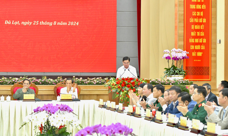 Các lãnh đạo chủ chốt tỉnh Ban Thường vụ Tỉnh ủy Lâm Đồng tham dự cuộc làm việc. (Ảnh: Thanh Giang) Các lãnh đạo chủ chốt tỉnh Ban Thường vụ Tỉnh ủy Lâm Đồng tham dự cuộc làm việc. (Ảnh: Thanh Giang)