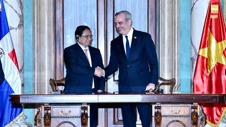 Thủ tướng Phạm Minh Chính và Tổng thống Cộng hòa Dominica Luis Rodolfo Abinader Corona tại họp báo sau hội đàm. (Ảnh: THANH GIANG)