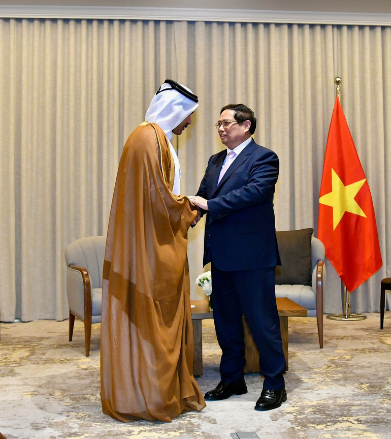 Thủ tướng Phạm Minh Chính bắt tay ông Saad bin Sherida Al Kaabi, Quốc Vụ khanh phụ trách các vấn đề năng lượng Qatar. (Ảnh: Thanh Giang)