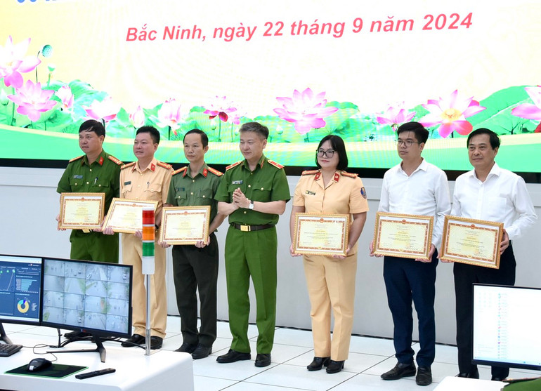 Đại diện các tập thể được vinh dự nhận Bằng khen của Bộ Công an vì có thành tích xuất sắc trong công tác bảo đảm an toàn giao thông. (Ảnh: Trần Hải) Đại diện các tập thể được vinh dự nhận Bằng khen của Bộ Công an vì có thành tích xuất sắc trong công tác bảo đảm an toàn giao thông. (Ảnh: Trần Hải)