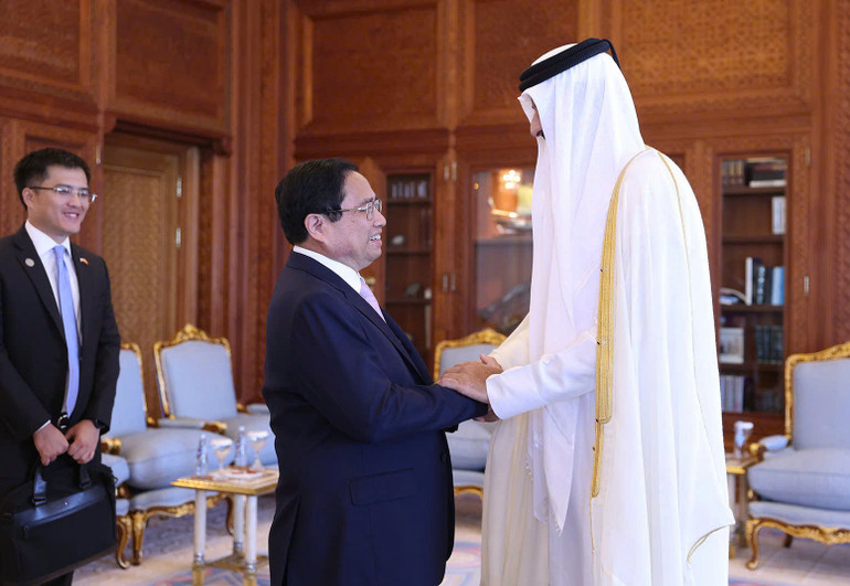 Thủ tướng Chính phủ Phạm Minh Chính và Quốc vương Qatar Sheikh Tamim Bin Hamad Al Thani. (Ảnh: Nhật Bắc/VGP)