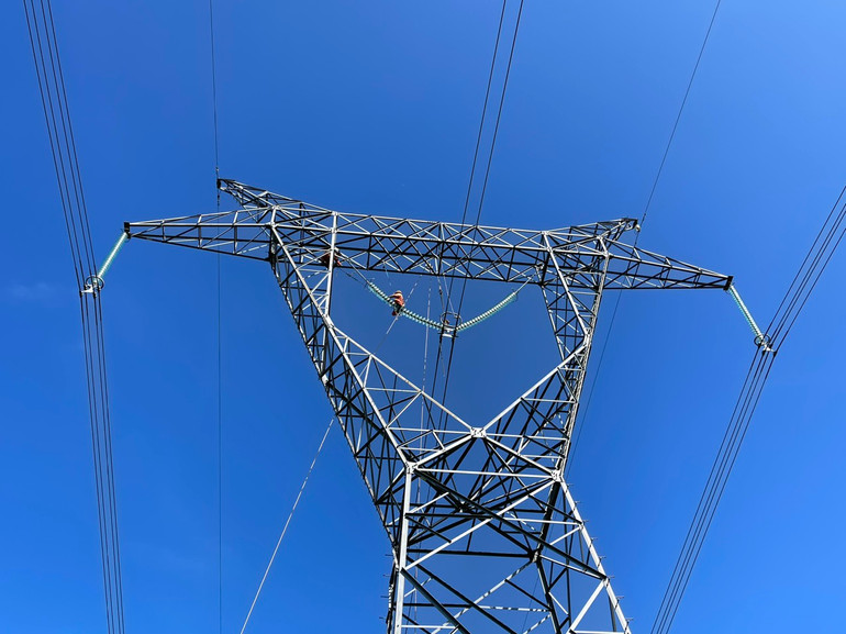 Cán bộ, công nhân Truyền tải điện Lâm Đồng vệ sinh cách điện Đường dây 500kV Ea Nam-Di Linh.