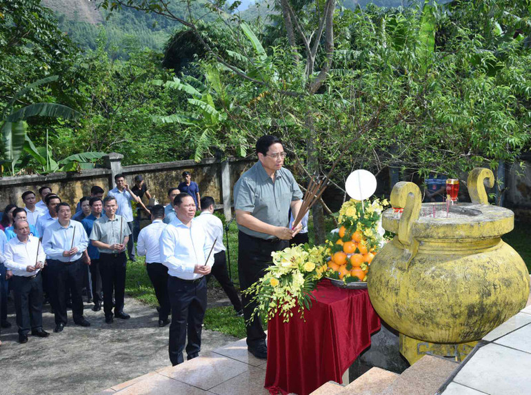 Thủ tướng Phạm Minh Chính dâng hương tại Đài tưởng niệm Căn cứ cách mạng Giằng Sèo. (Ảnh:Trần Hải)