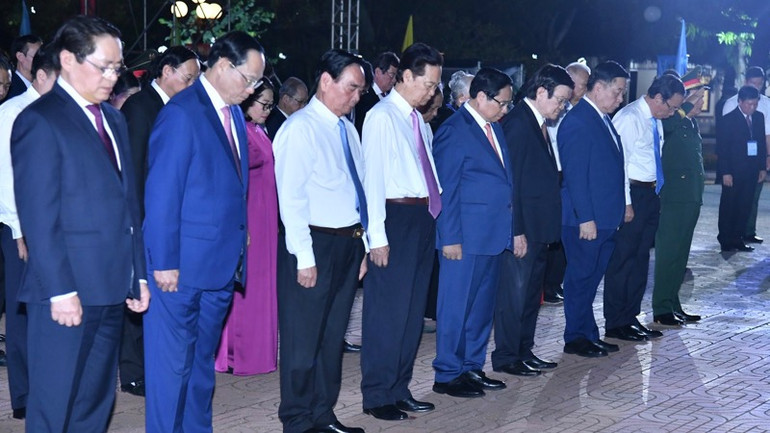 Thủ tướng Phạm Minh Chính và các đồng chí lãnh đạo Đảng, Nhà nước dành một phút mặc niệm tưởng nhớ các Anh hùng liệt sĩ. (Ảnh: THANH GIANG)