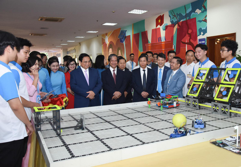 Thủ tướng tham quan nơi trưng bày sản phẩm robot do sinh viên Học viện Phụ nữ Việt Nam nghiên cứu chế tạo. (Ảnh: Trần Hải) Thủ tướng tham quan nơi trưng bày sản phẩm robot do sinh viên Học viện Phụ nữ Việt Nam nghiên cứu chế tạo. (Ảnh: Trần Hải)