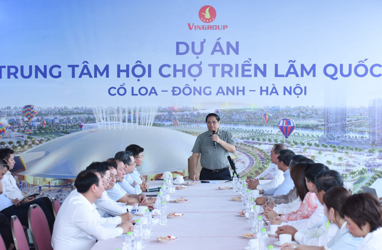 Thủ tướng Phạm Minh Chính phát biểu ý kiến chỉ đạo tại buổi làm việc với các bộ, ngành, thành phố Hà Nội, chủ đầu tư về tiến độ dự án. (Ảnh: Trần Hải)