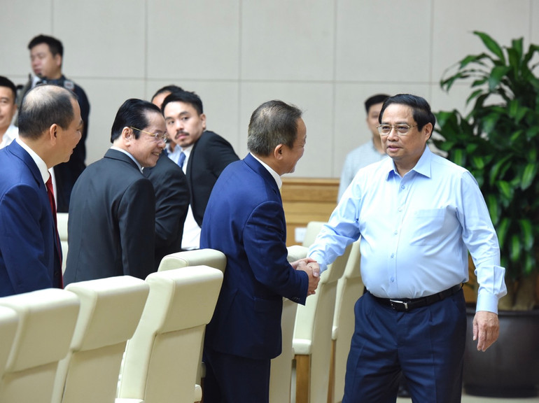 Thủ tướng Phạm Minh Chính với các lãnh đạo tập đoàn, doanh nghiệp tư nhân. (Ảnh: TRẦN HẢI)