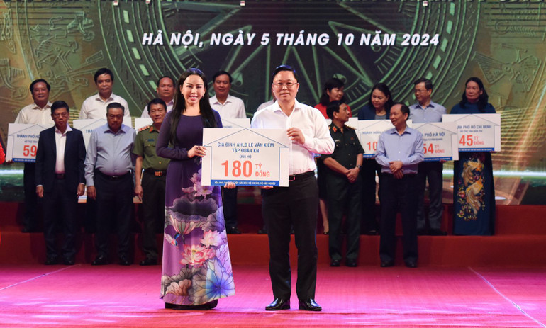 Lãnh đạo Tập đoàn KN Holdings trao 180 tỷ đồng của gia đình ông Lê Văn Kiểm - Chủ tịch Tập đoàn KN Holdings và Tập đoàn ủng hộ chương trình. (Ảnh: Trần Hải)