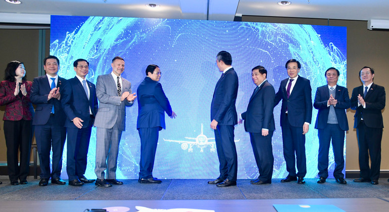 Thủ tướng Phạm Minh Chính và các đại biểu thực hiện nghi thức kỷ niệm 30 năm mở đường bay Việt Nam - Australia.