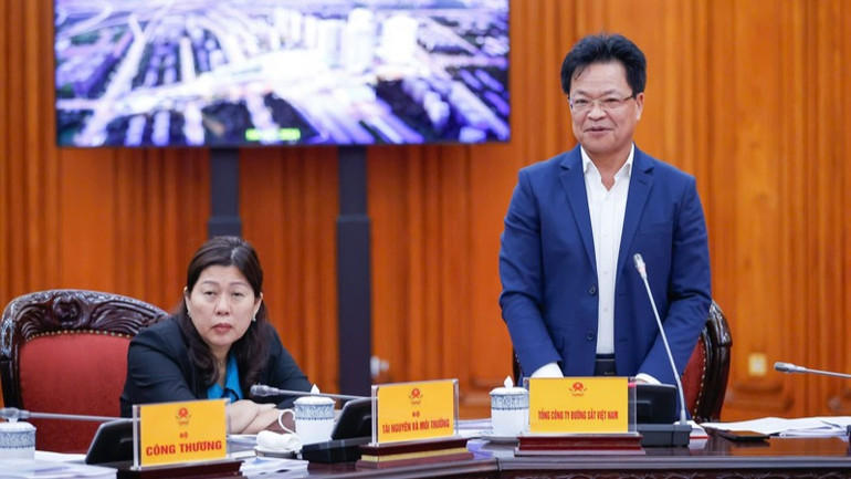 Chủ tịch HĐTV Tổng Công ty Đường sắt Việt Nam Đặng Sỹ Mạnh báo cáo Thủ tướng Chính phủ tại cuộc họp. Chủ tịch HĐTV Tổng Công ty Đường sắt Việt Nam Đặng Sỹ Mạnh báo cáo Thủ tướng Chính phủ tại cuộc họp.