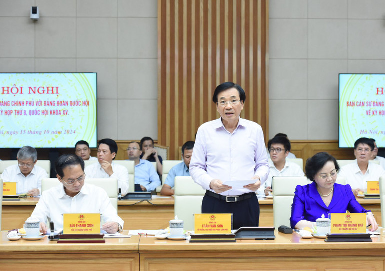 Đồng chí Trần Văn Sơn, Ủy viên, Chánh Văn phòng Ban cán sự đảng Chính phủ, Bộ trưởng, Chủ nhiệm Văn phòng Chính phủ báo cáo tại Hội nghị. (Ảnh: Trần Hải) Đồng chí Trần Văn Sơn, Ủy viên, Chánh Văn phòng Ban cán sự đảng Chính phủ, Bộ trưởng, Chủ nhiệm Văn phòng Chính phủ báo cáo tại Hội nghị. (Ảnh: Trần Hải)