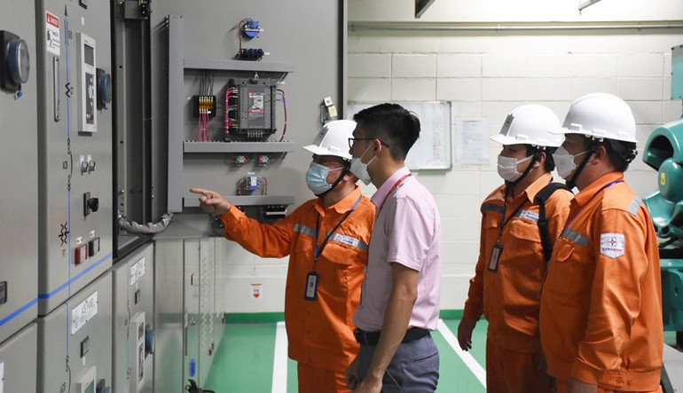 Máy phát điện dự phòng tại tòa nhà Lotte (quận Ba Đình) sẽ được sử dụng để giảm áp lực lên lưới điện thành phố, khi có yêu cầu. (Ảnh: Tiến Hiệp)