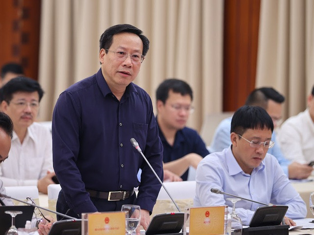 Thứ trưởng Y tế Lê Đức Luận thông tin tới báo chí về tiến độ giải quyết vướng mắc liên quan đến 2 dự án Bệnh viện Việt Đức và Bệnh viện Bạch Mai cơ sở 2. Ảnh: VGP/Nhật Bắc