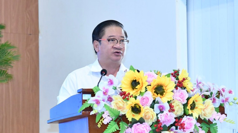 Chủ tịch Uỷ ban nhân dân thành phố Cần Thơ Trần Việt Trường trả lời kiến nghị của cử tri (Ảnh: THANH GIANG).