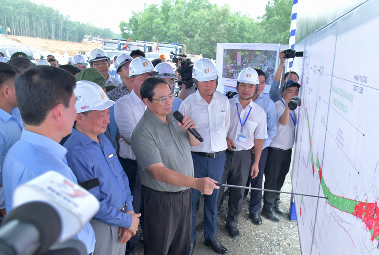 Thủ tướng Phạm Minh Chính chỉ đạo về tiến độ dự án. (Ảnh: THANH GIANG)