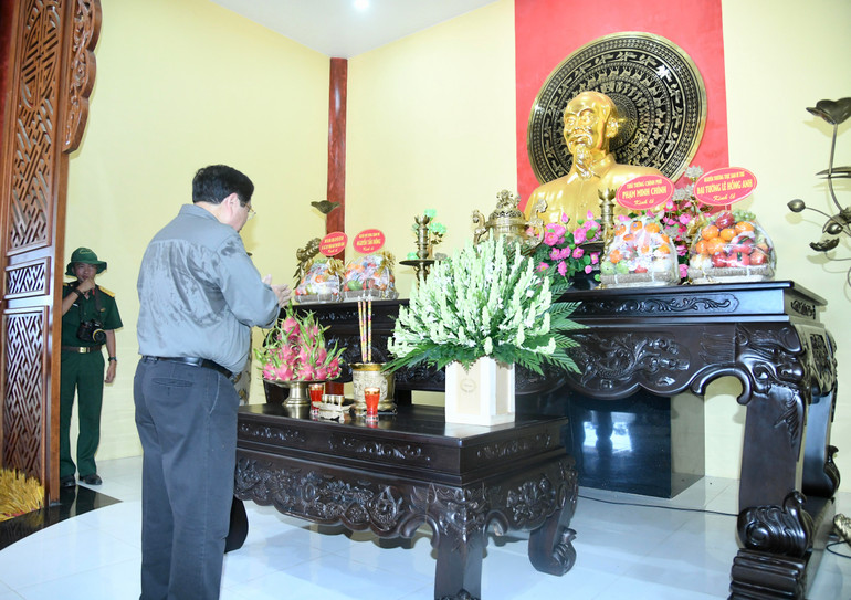 Thủ tướng Phạm Minh Chính dâng hương tưởng niệm Bác Hồ và các Anh hùng liệt sĩ.