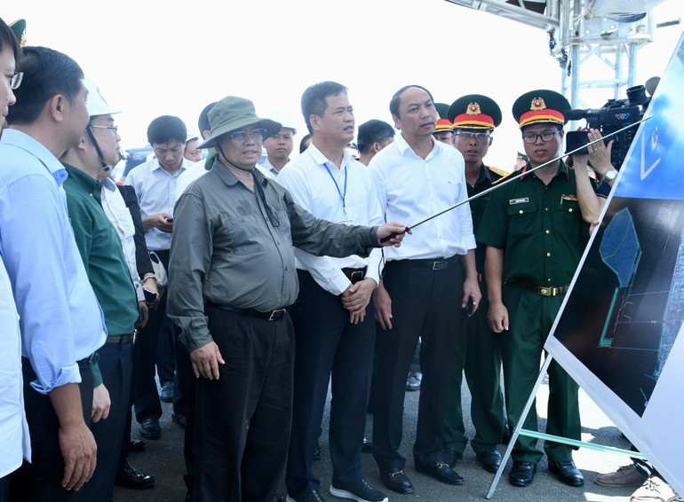 Thủ tướng Phạm Minh Chính nghe ý kiến về phát triển Cảng hành khách quốc tế Phú Quốc.