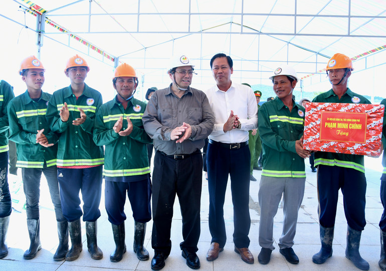 Thủ tướng Phạm Minh Chính thăm, tặng quà động viên cán bộ, công nhân đang thi công Tượng đài Bác Hồ.