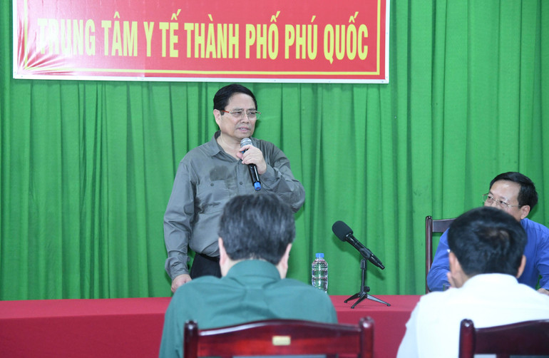 Thủ tướng Phạm Minh Chính thăm và nói chuyện với cán bộ, y bác sĩ Trung tâm Y tế thành phố Phú Quốc.