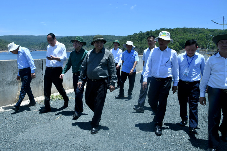 Thủ tướng Phạm Minh Chính thị sát hồ chứa nước Dương Đông.