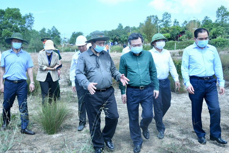 Thủ tướng Phạm Minh Chính đi kiểm tra nơi dự kiến xây dựng nhà máy xử lý rác thải.