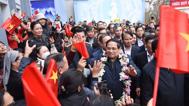 Thủ tướng Phạm Minh Chính đến thăm, chúc mừng bà con giáo dân Giáo xứ Lào Cai. (Ảnh: TRẦN HẢI)