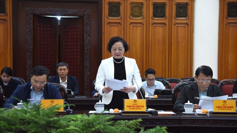 Bộ trưởng Nội vụ Phạm Thị Thanh Trà báo cáo tại phiên họp. (Ảnh: Trần Hải)